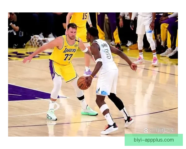 东契奇偷听魔术战术海斯也上前凑热闹 八村垒调侃发问引爆全场气氛 东契奇偷听魔术战术海斯也上前凑热闹 八村垒调侃发问引爆全场气氛