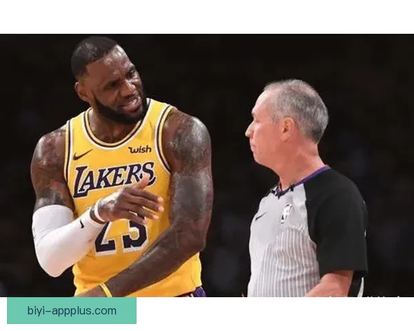 西卡因摊手抱怨裁判判罚吃到第二个技术犯规被驱逐出场